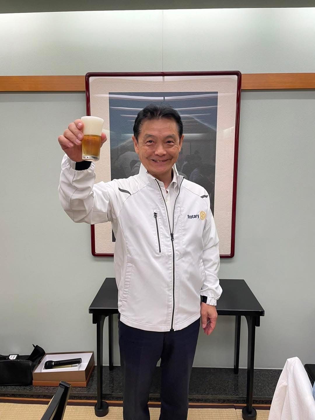 和久田会長を乾杯で支えます。