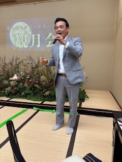 月に向かって乾杯！