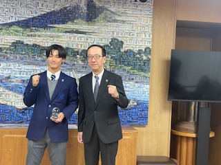 市長も松村怜選手とガッツポーズ！