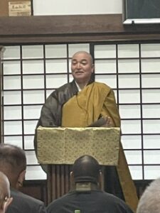 スーパーお上人の話を聴く