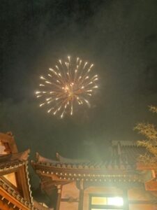 円照寺の祭りで終わる夏を惜しむ。